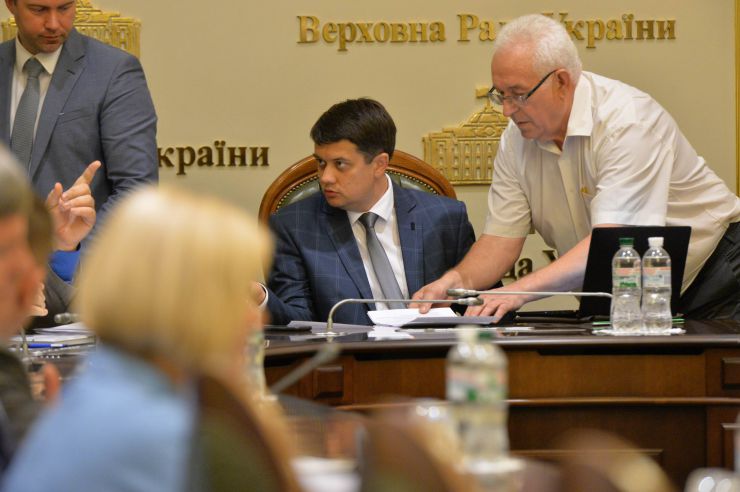 Черговое, третє, засідання Підготовчої депутатської групи з організації роботи Верховної Ради України IX скликання під керівництвом Дмитра Разумкова. 

Перед заслуховуванням результатів роботи підгруп Підготовчої депутатської групи слово від імені двох політичних сил - «Європейської солідарності» та ВО «Батьківщина» - взяв представник «ЄС» Артур Герасимов.
