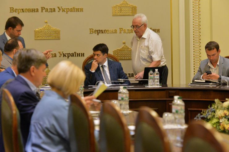 Черговое, третє, засідання Підготовчої депутатської групи з організації роботи Верховної Ради України IX скликання під керівництвом Дмитра Разумкова. 

Перед заслуховуванням результатів роботи підгруп Підготовчої депутатської групи слово від імені двох політичних сил - «Європейської солідарності» та ВО «Батьківщина» - взяв представник «ЄС» Артур Герасимов.
