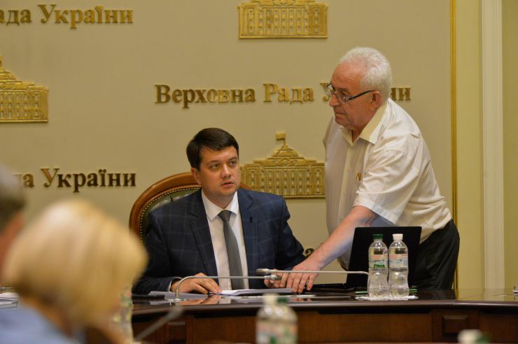 Черговое, третє, засідання Підготовчої депутатської групи з організації роботи Верховної Ради України IX скликання під керівництвом Дмитра Разумкова. 

Перед заслуховуванням результатів роботи підгруп Підготовчої депутатської групи слово від імені двох політичних сил - «Європейської солідарності» та ВО «Батьківщина» - взяв представник «ЄС» Артур Герасимов.
