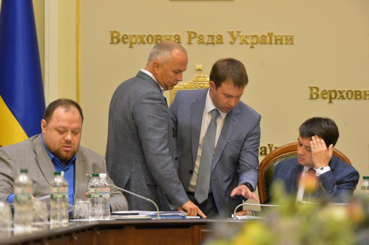 Черговое, третє, засідання Підготовчої депутатської групи з організації роботи Верховної Ради України IX скликання під керівництвом Дмитра Разумкова. 
Перед заслуховуванням результатів роботи підгруп Підготовчої депутатської групи слово від імені двох політичних сил - «Європейської солідарності» та ВО «Батьківщина» - взяв представник «ЄС» Артур Герасимов. Руслан Стефанчук, Нестор Шуфрич, Дмитро Разумков
