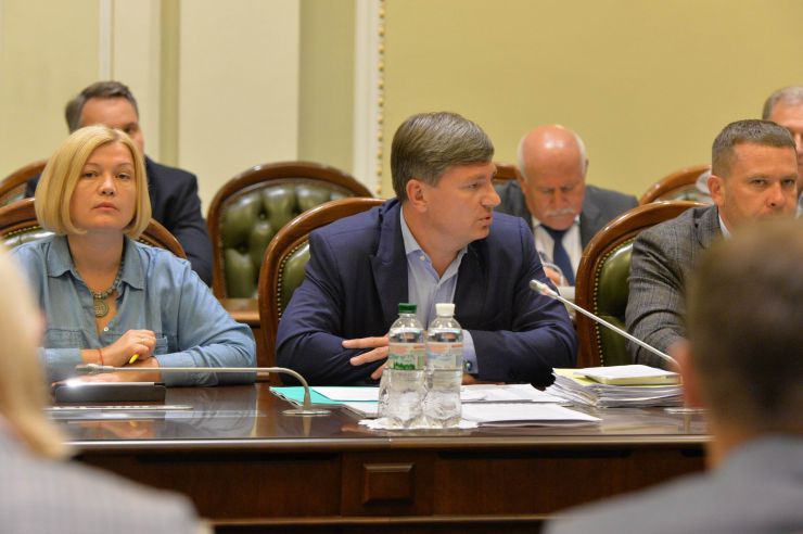 Черговое, третє, засідання Підготовчої депутатської групи з організації роботи Верховної Ради України IX скликання під керівництвом Дмитра Разумкова. 
Перед заслуховуванням результатів роботи підгруп Підготовчої депутатської групи слово від імені двох політичних сил - «Європейської солідарності» та ВО «Батьківщина» - взяв представник «ЄС» Артур Герасимов.
Ірина Геращенко, Артур Герасимов

