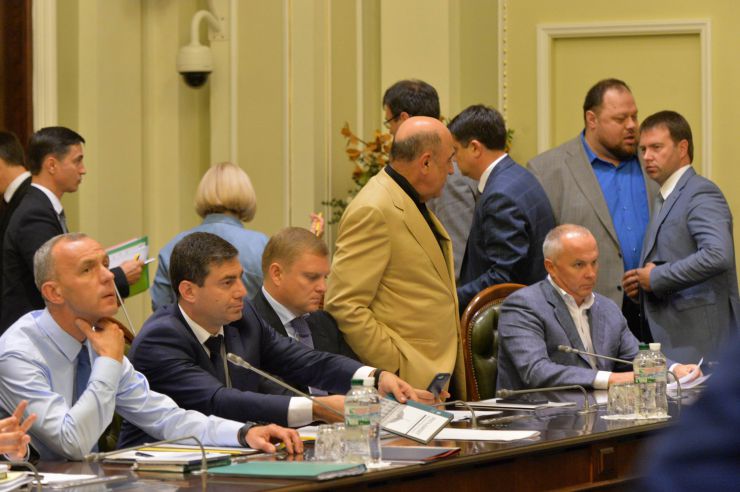 Черговое, третє, засідання Підготовчої депутатської групи з організації роботи Верховної Ради України IX скликання під керівництвом Дмитра Разумкова. 
Перед заслуховуванням результатів роботи підгруп Підготовчої депутатської групи слово від імені двох політичних сил - «Європейської солідарності» та ВО «Батьківщина» - взяв представник «ЄС» Артур Герасимов.
Кожем'якін, Лубінець, Рабинович, Шуфрич
