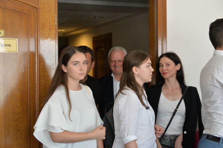 Зустріч в Комітеті Верховної Ради України з питань науки і освіти народних депутатів України – членів Комітету VIII та IX скликань парламенту
Комітет Верховної Ради України з питань науки і освіти проводить зустріч народних депутатів України - членів Комітету парламенту VIII скликання із народними депутатами України IX скликання, обраними на позачергових виборах народних депутатів України 21 липня 2019 року 
Захід проводиться з метою інформування про результати роботи Комітету з питань науки і освіти Верховної Ради України VIII скликання.

На фото: голова комітету Олександр Співаковський та новообрані народні депутати.
