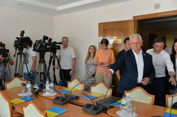Зустріч в Комітеті Верховної Ради України з питань науки і освіти народних депутатів України – членів Комітету VIII та IX скликань парламенту
Комітет Верховної Ради України з питань науки і освіти проводить зустріч народних депутатів України - членів Комітету парламенту VIII скликання із народними депутатами України IX скликання, обраними на позачергових виборах народних депутатів України 21 липня 2019 року 
Захід проводиться з метою інформування про результати роботи Комітету з питань науки і освіти Верховної Ради України VIII скликання.

На фото: голова комітету Олександр Співаковський та новообрані народні депутати.
