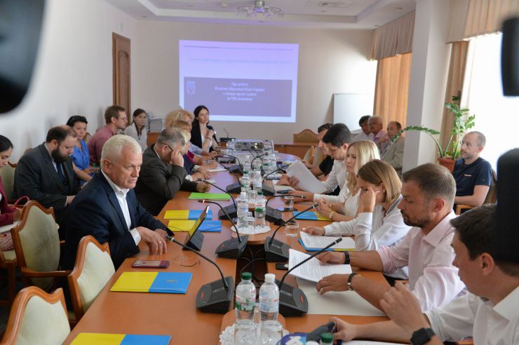 Зустріч в Комітеті Верховної Ради України з питань науки і освіти народних депутатів України – членів Комітету VIII та IX скликань парламенту
Комітет Верховної Ради України з питань науки і освіти проводить зустріч народних депутатів України - членів Комітету парламенту VIII скликання із народними депутатами України IX скликання, обраними на позачергових виборах народних депутатів України 21 липня 2019 року 
Захід проводиться з метою інформування про результати роботи Комітету з питань науки і освіти Верховної Ради України VIII скликання.

На фото: голова комітету Олександр Співаковський та новообрані народні депутати.
