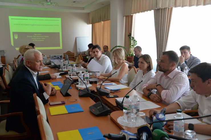 Зустріч в Комітеті Верховної Ради України з питань науки і освіти народних депутатів України – членів Комітету VIII та IX скликань парламенту
Комітет Верховної Ради України з питань науки і освіти проводить зустріч народних депутатів України - членів Комітету парламенту VIII скликання із народними депутатами України IX скликання, обраними на позачергових виборах народних депутатів України 21 липня 2019 року 
Захід проводиться з метою інформування про результати роботи Комітету з питань науки і освіти Верховної Ради України VIII скликання.

На фото: голова комітету Олександр Співаковський та новообрані народні депутати.

