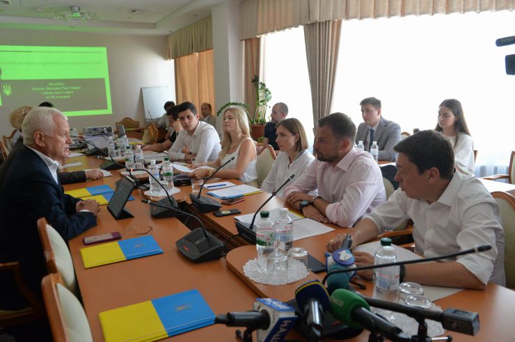Зустріч в Комітеті Верховної Ради України з питань науки і освіти народних депутатів України – членів Комітету VIII та IX скликань парламенту
Комітет Верховної Ради України з питань науки і освіти проводить зустріч народних депутатів України - членів Комітету парламенту VIII скликання із народними депутатами України IX скликання, обраними на позачергових виборах народних депутатів України 21 липня 2019 року 
Захід проводиться з метою інформування про результати роботи Комітету з питань науки і освіти Верховної Ради України VIII скликання.

На фото: голова комітету Олександр Співаковський та новообрані народні депутати.
