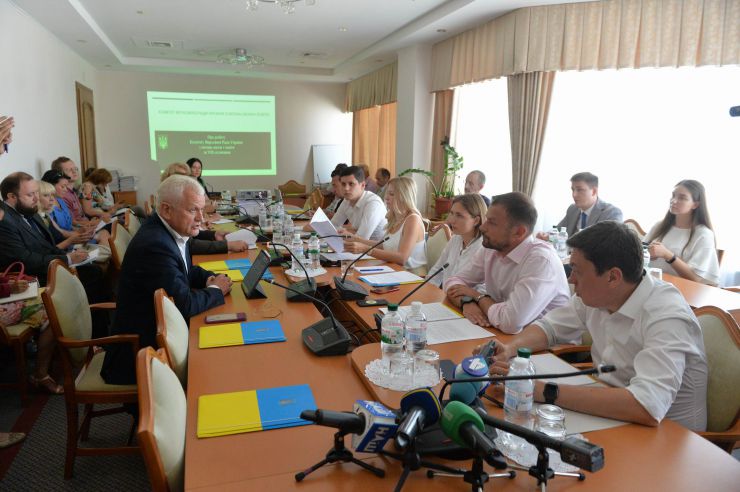 Зустріч в Комітеті Верховної Ради України з питань науки і освіти народних депутатів України – членів Комітету VIII та IX скликань парламенту
Комітет Верховної Ради України з питань науки і освіти проводить зустріч народних депутатів України - членів Комітету парламенту VIII скликання із народними депутатами України IX скликання, обраними на позачергових виборах народних депутатів України 21 липня 2019 року 
Захід проводиться з метою інформування про результати роботи Комітету з питань науки і освіти Верховної Ради України VIII скликання.

На фото: голова комітету Олександр Співаковський та новообрані народні депутати.
