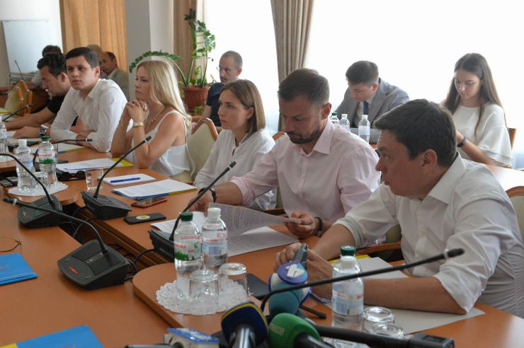Зустріч в Комітеті Верховної Ради України з питань науки і освіти народних депутатів України – членів Комітету VIII та IX скликань парламенту
Комітет Верховної Ради України з питань науки і освіти проводить зустріч народних депутатів України - членів Комітету парламенту VIII скликання із народними депутатами України IX скликання, обраними на позачергових виборах народних депутатів України 21 липня 2019 року 
Захід проводиться з метою інформування про результати роботи Комітету з питань науки і освіти Верховної Ради України VIII скликання.

На фото: голова комітету Олександр Співаковський та новообрані народні депутати.
