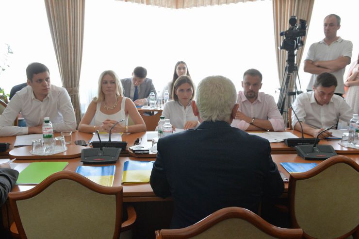 Зустріч в Комітеті Верховної Ради України з питань науки і освіти народних депутатів України – членів Комітету VIII та IX скликань парламенту
Комітет Верховної Ради України з питань науки і освіти проводить зустріч народних депутатів України - членів Комітету парламенту VIII скликання із народними депутатами України IX скликання, обраними на позачергових виборах народних депутатів України 21 липня 2019 року 
Захід проводиться з метою інформування про результати роботи Комітету з питань науки і освіти Верховної Ради України VIII скликання.

На фото: голова комітету Олександр Співаковський та новообрані народні депутати.
