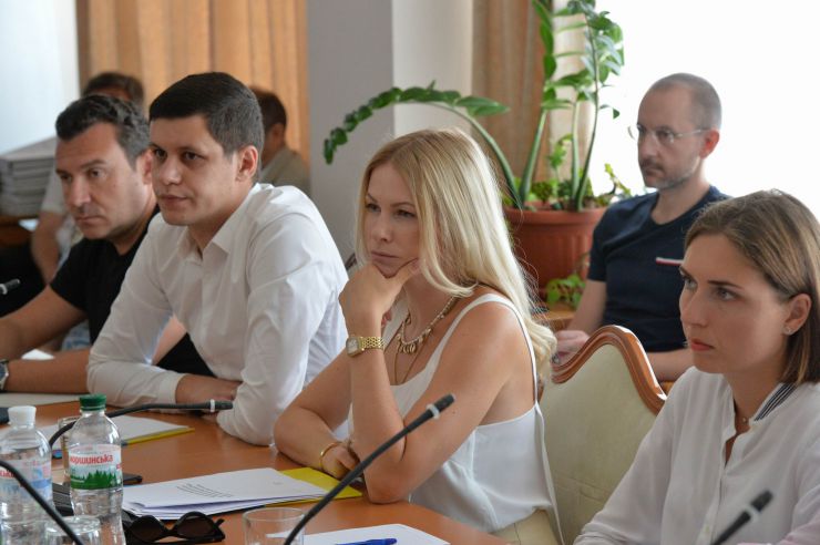 Зустріч в Комітеті Верховної Ради України з питань науки і освіти народних депутатів України – членів Комітету VIII та IX скликань парламенту
Комітет Верховної Ради України з питань науки і освіти проводить зустріч народних депутатів України - членів Комітету парламенту VIII скликання із народними депутатами України IX скликання, обраними на позачергових виборах народних депутатів України 21 липня 2019 року 
Захід проводиться з метою інформування про результати роботи Комітету з питань науки і освіти Верховної Ради України VIII скликання.

На фото: голова комітету Олександр Співаковський та новообрані народні депутати.
