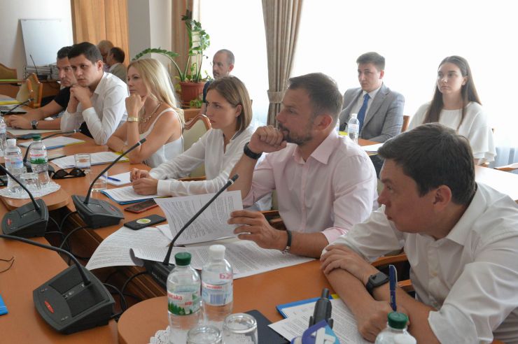 Зустріч в Комітеті Верховної Ради України з питань науки і освіти народних депутатів України – членів Комітету VIII та IX скликань парламенту
Комітет Верховної Ради України з питань науки і освіти проводить зустріч народних депутатів України - членів Комітету парламенту VIII скликання із народними депутатами України IX скликання, обраними на позачергових виборах народних депутатів України 21 липня 2019 року 
Захід проводиться з метою інформування про результати роботи Комітету з питань науки і освіти Верховної Ради України VIII скликання.

На фото: голова комітету Олександр Співаковський та новообрані народні депутати.
