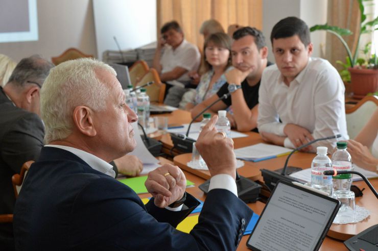Зустріч в Комітеті Верховної Ради України з питань науки і освіти народних депутатів України – членів Комітету VIII та IX скликань парламенту
Комітет Верховної Ради України з питань науки і освіти проводить зустріч народних депутатів України - членів Комітету парламенту VIII скликання із народними депутатами України IX скликання, обраними на позачергових виборах народних депутатів України 21 липня 2019 року 
Захід проводиться з метою інформування про результати роботи Комітету з питань науки і освіти Верховної Ради України VIII скликання.

На фото: голова комітету Олександр Співаковський та новообрані народні депутати.
