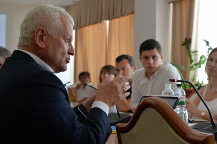Зустріч в Комітеті Верховної Ради України з питань науки і освіти народних депутатів України – членів Комітету VIII та IX скликань парламенту
Комітет Верховної Ради України з питань науки і освіти проводить зустріч народних депутатів України - членів Комітету парламенту VIII скликання із народними депутатами України IX скликання, обраними на позачергових виборах народних депутатів України 21 липня 2019 року 
Захід проводиться з метою інформування про результати роботи Комітету з питань науки і освіти Верховної Ради України VIII скликання.

На фото: голова комітету Олександр Співаковський та новообрані народні депутати.
