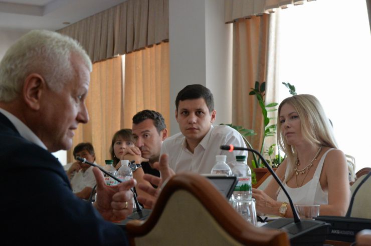 Зустріч в Комітеті Верховної Ради України з питань науки і освіти народних депутатів України – членів Комітету VIII та IX скликань парламенту
Комітет Верховної Ради України з питань науки і освіти проводить зустріч народних депутатів України - членів Комітету парламенту VIII скликання із народними депутатами України IX скликання, обраними на позачергових виборах народних депутатів України 21 липня 2019 року 
Захід проводиться з метою інформування про результати роботи Комітету з питань науки і освіти Верховної Ради України VIII скликання.

На фото: голова комітету Олександр Співаковський та новообрані народні депутати.

