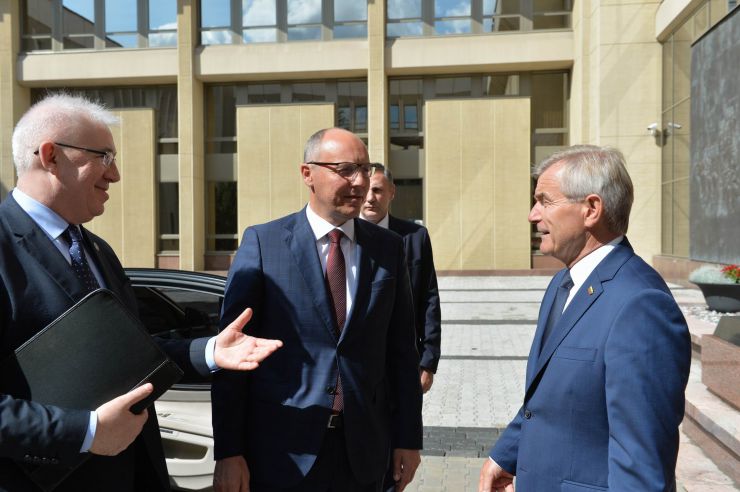 Голова Верховної Ради України Андрій Парубій здійснює візит до Литовської Республіки з метою участі у Третій міжнародній Конференції «Президента Валдаса Адамкуса». Програмою візиту також передбачені зустрічі зі Спікером Сеймаса Литовської Республіки Вікторасом Пранцкєтісом і депутатами Сеймаса - членами неформальної групи підтримки України у литовському парламенті «Pro Ukraine».

Щорічна конференція Президента Валдаса Адамкуса - найпрестижніша стратегічна щорічна подія, що проводиться у м. Вільнюс, Литовська Республіка. Щорічно організовується у серпні для відзначення Дня чорної стрічки як Європейського Дня Пам’яті. Захід збирає політичних діячів, журналістів та політичних аналітиків з усієї Європи та США, щоб обговорити теми, важливі не лише для Східної Європи, але й для всього трансатлантичного співтовариства.
Посол України в Литві Володимир Яценківський, Голова ВР Андрій Парубій, спікер Сейму Литовської Республіки Вікторас Пранцкєтіс. 
