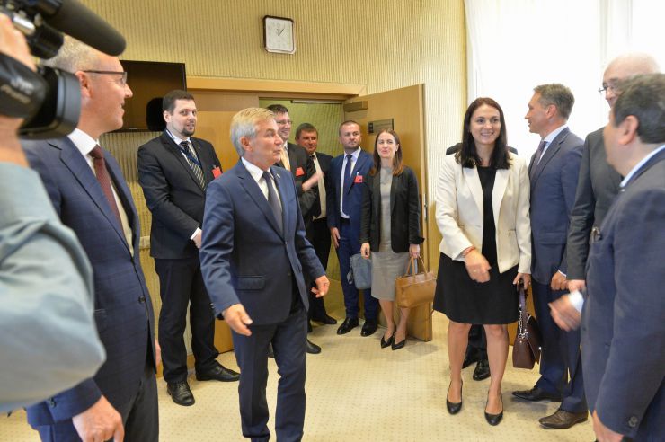 Голова Верховної Ради України Андрій Парубій здійснює візит до Литовської Республіки з метою участі у Третій міжнародній Конференції «Президента Валдаса Адамкуса». Програмою візиту також передбачені зустрічі зі Спікером Сеймаса Литовської Республіки Вікторасом Пранцкєтісом і депутатами Сеймаса - членами неформальної групи підтримки України у литовському парламенті «Pro Ukraine».

Щорічна конференція Президента Валдаса Адамкуса - найпрестижніша стратегічна щорічна подія, що проводиться у м. Вільнюс, Литовська Республіка. Щорічно організовується у серпні для відзначення Дня чорної стрічки як Європейського Дня Пам’яті. Захід збирає політичних діячів, журналістів та політичних аналітиків з усієї Європи та США, щоб обговорити теми, важливі не лише для Східної Європи, але й для всього трансатлантичного співтовариства. Ганна Гопко
