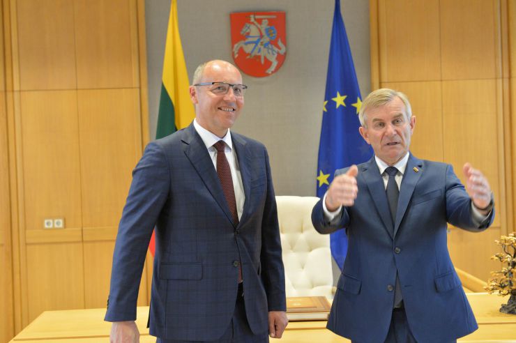 Голова Верховної Ради України Андрій Парубій здійснює візит до Литовської Республіки з метою участі у Третій міжнародній Конференції «Президента Валдаса Адамкуса». Програмою візиту також передбачені зустрічі зі Спікером Сеймаса Литовської Республіки Вікторасом Пранцкєтісом і депутатами Сеймаса - членами неформальної групи підтримки України у литовському парламенті «Pro Ukraine».

Щорічна конференція Президента Валдаса Адамкуса - найпрестижніша стратегічна щорічна подія, що проводиться у м. Вільнюс, Литовська Республіка. Щорічно організовується у серпні для відзначення Дня чорної стрічки як Європейського Дня Пам’яті. Захід збирає політичних діячів, журналістів та політичних аналітиків з усієї Європи та США, щоб обговорити теми, важливі не лише для Східної Європи, але й для всього трансатлантичного співтовариства.
