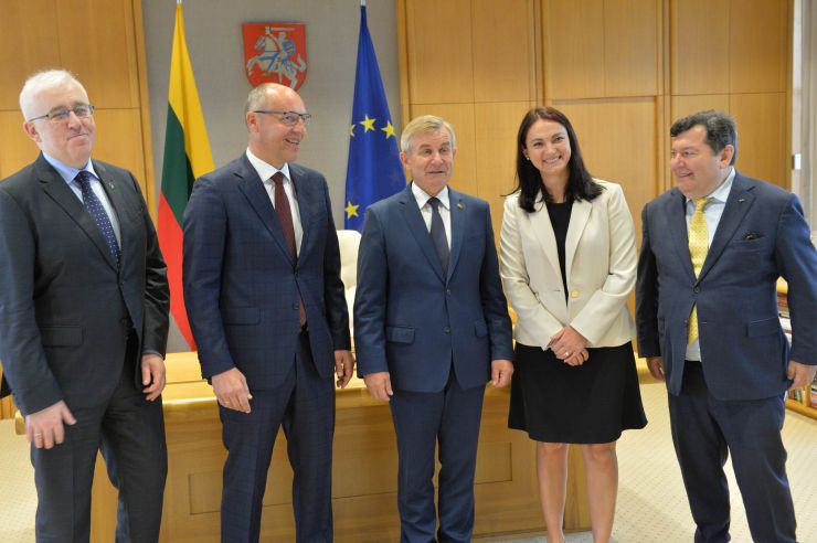 Голова Верховної Ради України Андрій Парубій здійснює візит до Литовської Республіки з метою участі у Третій міжнародній Конференції «Президента Валдаса Адамкуса». Програмою візиту також передбачені зустрічі зі Спікером Сеймаса Литовської Республіки Вікторасом Пранцкєтісом і депутатами Сеймаса - членами неформальної групи підтримки України у литовському парламенті «Pro Ukraine».

Щорічна конференція Президента Валдаса Адамкуса - найпрестижніша стратегічна щорічна подія, що проводиться у м. Вільнюс, Литовська Республіка. Щорічно організовується у серпні для відзначення Дня чорної стрічки як Європейського Дня Пам’яті. Захід збирає політичних діячів, журналістів та політичних аналітиків з усієї Європи та США, щоб обговорити теми, важливі не лише для Східної Європи, але й для всього трансатлантичного співтовариства. Посол України в Литві Володимир Яценківський, Голова ВР Андрій Парубій, спікер Сейму Литовської Республіки Вікторас Пранцкєтіс , депутат ВР Ганна Гопко, Депутат Сейму Емануеліс Зінгеріс 
