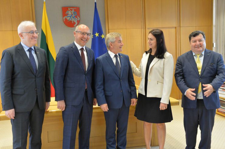 Голова Верховної Ради України Андрій Парубій здійснює візит до Литовської Республіки з метою участі у Третій міжнародній Конференції «Президента Валдаса Адамкуса». Програмою візиту також передбачені зустрічі зі Спікером Сеймаса Литовської Республіки Вікторасом Пранцкєтісом і депутатами Сеймаса - членами неформальної групи підтримки України у литовському парламенті «Pro Ukraine».

Щорічна конференція Президента Валдаса Адамкуса - найпрестижніша стратегічна щорічна подія, що проводиться у м. Вільнюс, Литовська Республіка. Щорічно організовується у серпні для відзначення Дня чорної стрічки як Європейського Дня Пам’яті. Захід збирає політичних діячів, журналістів та політичних аналітиків з усієї Європи та США, щоб обговорити теми, важливі не лише для Східної Європи, але й для всього трансатлантичного співтовариства. Посол України в Литві Володимир Яценківський, Голова ВР Андрій Парубій, спікер Сейму Литовської Республіки Вікторас Пранцкєтіс , депутат ВР Ганна Гопко, Депутат Сейму Емануеліс Зінгеріс 
