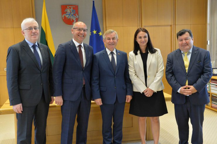 Голова Верховної Ради України Андрій Парубій здійснює візит до Литовської Республіки з метою участі у Третій міжнародній Конференції «Президента Валдаса Адамкуса». Програмою візиту також передбачені зустрічі зі Спікером Сеймаса Литовської Республіки Вікторасом Пранцкєтісом і депутатами Сеймаса - членами неформальної групи підтримки України у литовському парламенті «Pro Ukraine».

Щорічна конференція Президента Валдаса Адамкуса - найпрестижніша стратегічна щорічна подія, що проводиться у м. Вільнюс, Литовська Республіка. Щорічно організовується у серпні для відзначення Дня чорної стрічки як Європейського Дня Пам’яті. Захід збирає політичних діячів, журналістів та політичних аналітиків з усієї Європи та США, щоб обговорити теми, важливі не лише для Східної Європи, але й для всього трансатлантичного співтовариства. Посол України в Литві Володимир Яценківський, Голова ВР Андрій Парубій, спікер Сейму Литовської Республіки Вікторас Пранцкєтіс , депутат ВР Ганна Гопко, Депутат Сейму Емануеліс Зінгеріс 
