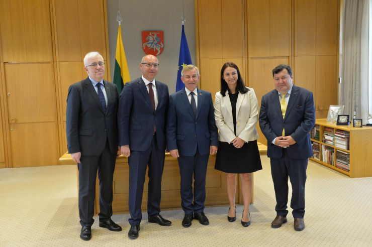 Голова Верховної Ради України Андрій Парубій здійснює візит до Литовської Республіки з метою участі у Третій міжнародній Конференції «Президента Валдаса Адамкуса». Програмою візиту також передбачені зустрічі зі Спікером Сеймаса Литовської Республіки Вікторасом Пранцкєтісом і депутатами Сеймаса - членами неформальної групи підтримки України у литовському парламенті «Pro Ukraine».

Щорічна конференція Президента Валдаса Адамкуса - найпрестижніша стратегічна щорічна подія, що проводиться у м. Вільнюс, Литовська Республіка. Щорічно організовується у серпні для відзначення Дня чорної стрічки як Європейського Дня Пам’яті. Захід збирає політичних діячів, журналістів та політичних аналітиків з усієї Європи та США, щоб обговорити теми, важливі не лише для Східної Європи, але й для всього трансатлантичного співтовариства. Посол України в Литві Володимир Яценківський, Голова ВР Андрій Парубій, спікер Сейму Литовської Республіки Вікторас Пранцкєтіс , депутат ВР Ганна Гопко, Депутат Сейму Емануеліс Зінгеріс 
