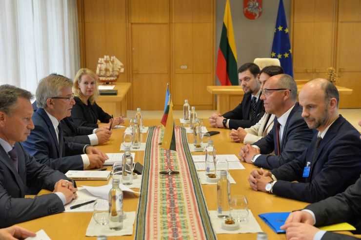 Голова Верховної Ради України Андрій Парубій здійснює візит до Литовської Республіки з метою участі у Третій міжнародній Конференції «Президента Валдаса Адамкуса». Програмою візиту також передбачені зустрічі зі Спікером Сеймаса Литовської Республіки Вікторасом Пранцкєтісом і депутатами Сеймаса - членами неформальної групи підтримки України у литовському парламенті «Pro Ukraine».

Щорічна конференція Президента Валдаса Адамкуса - найпрестижніша стратегічна щорічна подія, що проводиться у м. Вільнюс, Литовська Республіка. Щорічно організовується у серпні для відзначення Дня чорної стрічки як Європейського Дня Пам’яті. Захід збирає політичних діячів, журналістів та політичних аналітиків з усієї Європи та США, щоб обговорити теми, важливі не лише для Східної Європи, але й для всього трансатлантичного співтовариства.
