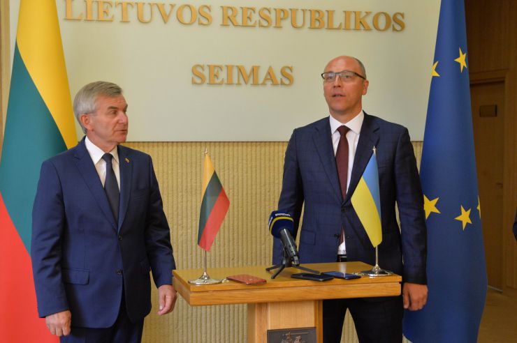 Голова Верховної Ради України Андрій Парубій здійснює візит до Литовської Республіки з метою участі у Третій міжнародній Конференції «Президента Валдаса Адамкуса». Програмою візиту також передбачені зустрічі зі Спікером Сеймаса Литовської Республіки Вікторасом Пранцкєтісом і депутатами Сеймаса - членами неформальної групи підтримки України у литовському парламенті «Pro Ukraine». Голова ВР України Андрій Парубій зустрівся зі спікером Сейму Литовської Республіки Вікторасом Пранцкєтісом.