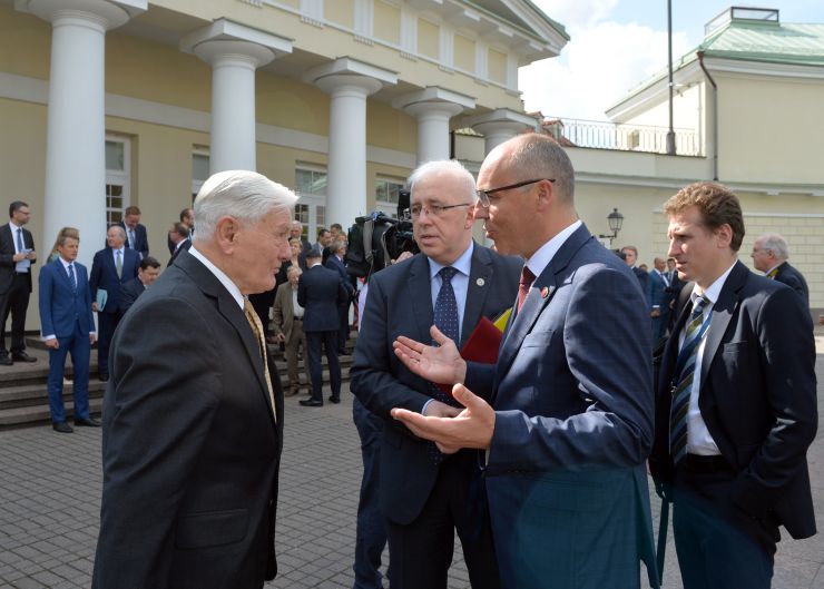 Голова Верховної Ради України Андрій Парубій здійснює візит до Литовської Республіки з метою участі у Третій міжнародній Конференції «Президента Валдаса Адамкуса». Програмою візиту також передбачені зустрічі зі Спікером Сеймаса Литовської Республіки Вікторасом Пранцкєтісом і депутатами Сеймаса - членами неформальної групи підтримки України у литовському парламенті «Pro Ukraine». Президент Литовской Республики с 26 февраля 1998 до 25 февраля 2003 и с 12 июля 2004 по 12 июля 2009 Валдас Адамкус, посол України в Литві Володимир Яценківський, Голова ВР України Андрій Парубій