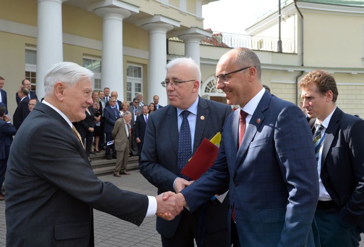 Голова Верховної Ради України Андрій Парубій здійснює візит до Литовської Республіки з метою участі у Третій міжнародній Конференції «Президента Валдаса Адамкуса». Програмою візиту також передбачені зустрічі зі Спікером Сеймаса Литовської Республіки Вікторасом Пранцкєтісом і депутатами Сеймаса - членами неформальної групи підтримки України у литовському парламенті «Pro Ukraine». Президент Литовской Республики с 26 февраля 1998 до 25 февраля 2003 и с 12 июля 2004 по 12 июля 2009 Валдас Адамкус, посол України в Литві Володимир Яценківський, Голова ВР України Андрій Парубій