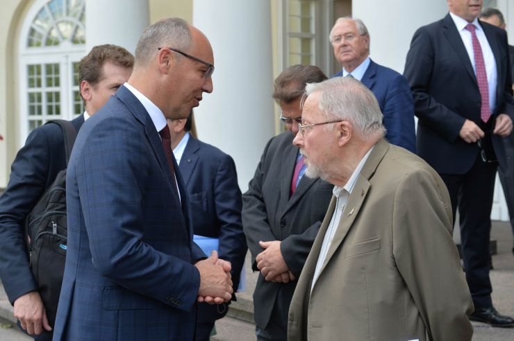 Голова Верховної Ради України Андрій Парубій здійснює візит до Литовської Республіки з метою участі у Третій міжнародній Конференції «Президента Валдаса Адамкуса». Програмою візиту також передбачені зустрічі зі Спікером Сеймаса Литовської Республіки Вікторасом Пранцкєтісом і депутатами Сеймаса - членами неформальної групи підтримки України у литовському парламенті «Pro Ukraine». Голова ВР України Андрій Парубій, литовский политик Вітас Ландсбергіс
