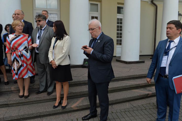 Голова Верховної Ради України Андрій Парубій здійснює візит до Литовської Республіки з метою участі у Третій міжнародній Конференції «Президента Валдаса Адамкуса». Програмою візиту також передбачені зустрічі зі Спікером Сеймаса Литовської Республіки Вікторасом Пранцкєтісом і депутатами Сеймаса - членами неформальної групи підтримки України у литовському парламенті «Pro Ukraine».
