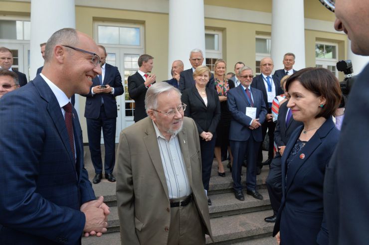 Голова Верховної Ради України Андрій Парубій здійснює візит до Литовської Республіки з метою участі у Третій міжнародній Конференції «Президента Валдаса Адамкуса». Програмою візиту також передбачені зустрічі зі Спікером Сеймаса Литовської Республіки Вікторасом Пранцкєтісом і депутатами Сеймаса - членами неформальної групи підтримки України у литовському парламенті «Pro Ukraine». Голова ВР України Андрій Парубій, Вітас Ландсбергіс, Прем’єр-Міністр Республіки Молдова Майя Санду