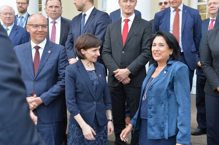 Голова Верховної Ради України Андрій Парубій здійснює візит до Литовської Республіки з метою участі у Третій міжнародній Конференції «Президента Валдаса Адамкуса». Програмою візиту також передбачені зустрічі зі Спікером Сеймаса Литовської Республіки Вікторасом Пранцкєтісом і депутатами Сеймаса - членами неформальної групи підтримки України у литовському парламенті «Pro Ukraine». Голова ВР України Андрій Парубій,  Прем’єр-Міністр Республіки Молдова Майя Санду, президент Грузії Саломе Зурабішвілі