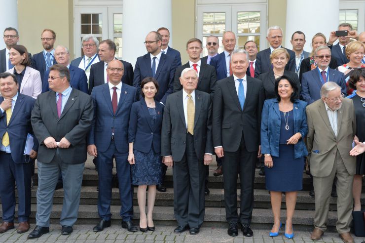 Голова Верховної Ради України Андрій Парубій здійснює візит до Литовської Республіки з метою участі у Третій міжнародній Конференції «Президента Валдаса Адамкуса». Програмою візиту також передбачені зустрічі зі Спікером Сеймаса Литовської Республіки Вікторасом Пранцкєтісом і депутатами Сеймаса - членами неформальної групи підтримки України у литовському парламенті «Pro Ukraine».