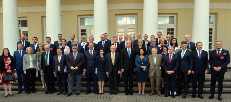 Голова Верховної Ради України Андрій Парубій здійснює візит до Литовської Республіки з метою участі у Третій міжнародній Конференції «Президента Валдаса Адамкуса». Програмою візиту також передбачені зустрічі зі Спікером Сеймаса Литовської Республіки Вікторасом Пранцкєтісом і депутатами Сеймаса - членами неформальної групи підтримки України у литовському парламенті «Pro Ukraine».