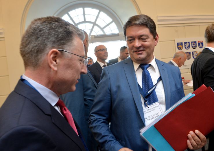 Голова Верховної Ради України Андрій Парубій здійснює візит до Литовської Республіки з метою участі у Третій міжнародній Конференції «Президента Валдаса Адамкуса». Програмою візиту також передбачені зустрічі зі Спікером Сеймаса Литовської Республіки Вікторасом Пранцкєтісом і депутатами Сеймаса - членами неформальної групи підтримки України у литовському парламенті «Pro Ukraine». Курт Волкер