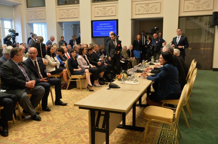 Голова Верховної Ради України Андрій Парубій здійснює візит до Литовської Республіки з метою участі у Третій міжнародній Конференції «Президента Валдаса Адамкуса». Програмою візиту також передбачені зустрічі зі Спікером Сеймаса Литовської Республіки Вікторасом Пранцкєтісом і депутатами Сеймаса - членами неформальної групи підтримки України у литовському парламенті «Pro Ukraine».