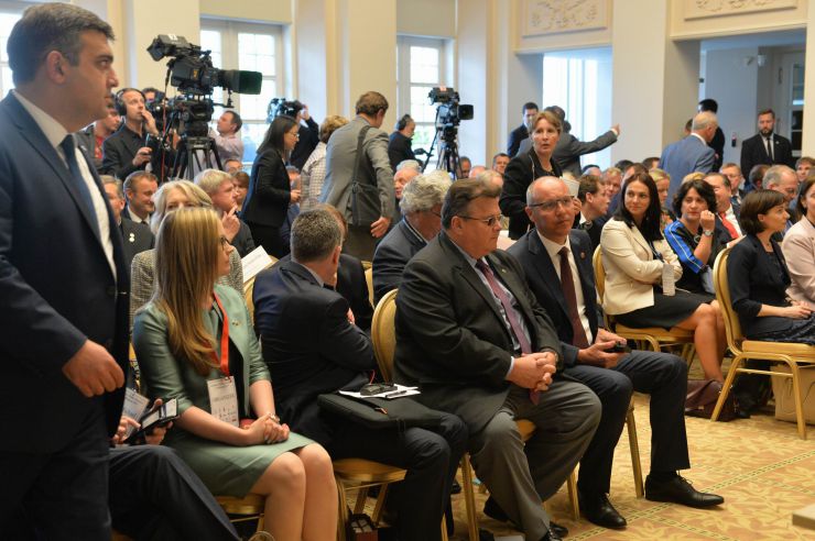 Голова Верховної Ради України Андрій Парубій здійснює візит до Литовської Республіки з метою участі у Третій міжнародній Конференції «Президента Валдаса Адамкуса». Програмою візиту також передбачені зустрічі зі Спікером Сеймаса Литовської Республіки Вікторасом Пранцкєтісом і депутатами Сеймаса - членами неформальної групи підтримки України у литовському парламенті «Pro Ukraine».