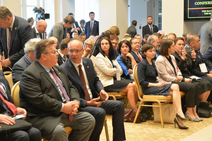 Голова Верховної Ради України Андрій Парубій здійснює візит до Литовської Республіки з метою участі у Третій міжнародній Конференції «Президента Валдаса Адамкуса». Програмою візиту також передбачені зустрічі зі Спікером Сеймаса Литовської Республіки Вікторасом Пранцкєтісом і депутатами Сеймаса - членами неформальної групи підтримки України у литовському парламенті «Pro Ukraine».