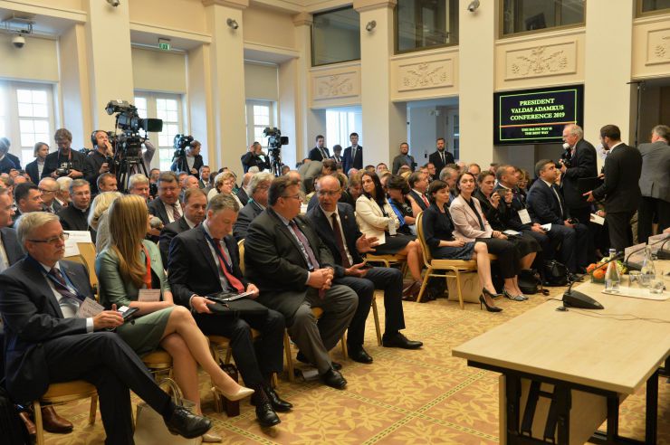 Голова Верховної Ради України Андрій Парубій здійснює візит до Литовської Республіки з метою участі у Третій міжнародній Конференції «Президента Валдаса Адамкуса». Програмою візиту також передбачені зустрічі зі Спікером Сеймаса Литовської Республіки Вікторасом Пранцкєтісом і депутатами Сеймаса - членами неформальної групи підтримки України у литовському парламенті «Pro Ukraine».
