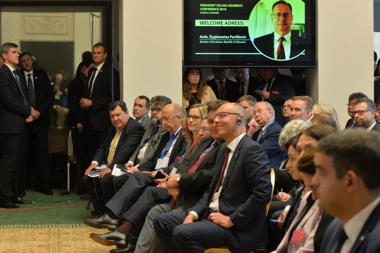 Голова Верховної Ради України Андрій Парубій здійснює візит до Литовської Республіки з метою участі у Третій міжнародній Конференції «Президента Валдаса Адамкуса». Програмою візиту також передбачені зустрічі зі Спікером Сеймаса Литовської Республіки Вікторасом Пранцкєтісом і депутатами Сеймаса - членами неформальної групи підтримки України у литовському парламенті «Pro Ukraine».