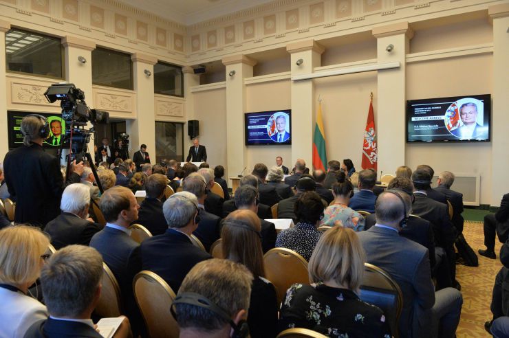Голова Верховної Ради України Андрій Парубій здійснює візит до Литовської Республіки з метою участі у Третій міжнародній Конференції «Президента Валдаса Адамкуса». Програмою візиту також передбачені зустрічі зі Спікером Сеймаса Литовської Республіки Вікторасом Пранцкєтісом і депутатами Сеймаса - членами неформальної групи підтримки України у литовському парламенті «Pro Ukraine».