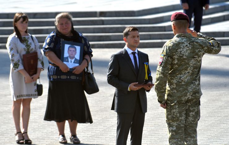 Участь Президента України Володимира Зеленського в урочистостях з нагоди 28-ї річниці Незалежності України.
Під час урочистостей до Дня Незалежності України Президент вручив державні нагороди військовим, поліцейським, рятувальникам, освітянам, медикам, волонтерам і спортсменам.

