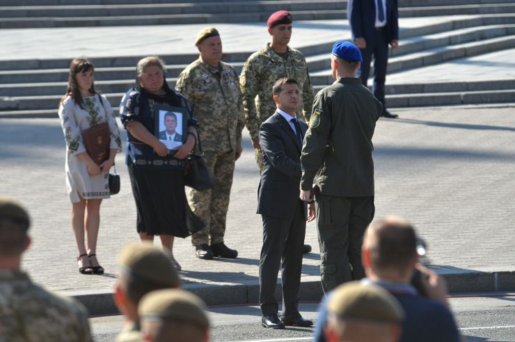 Участь Президента України Володимира Зеленського в урочистостях з нагоди 28-ї річниці Незалежності України.
Під час урочистостей до Дня Незалежності України Президент вручив державні нагороди військовим, поліцейським, рятувальникам, освітянам, медикам, волонтерам і спортсменам.
