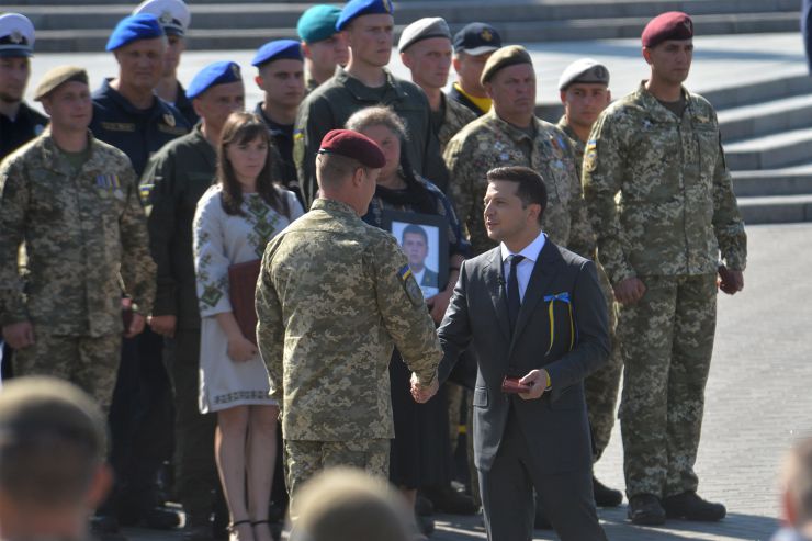 Участь Президента України Володимира Зеленського в урочистостях з нагоди 28-ї річниці Незалежності України.
Під час урочистостей до Дня Незалежності України Президент вручив державні нагороди військовим, поліцейським, рятувальникам, освітянам, медикам, волонтерам і спортсменам.
