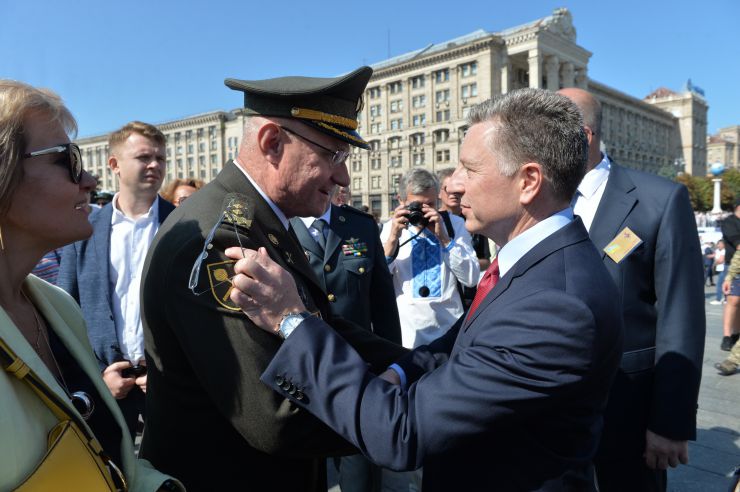Участь Президента України Володимира Зеленського в урочистостях з нагоди 28-ї річниці Незалежності України.
Під час урочистостей до Дня Незалежності України Президент вручив державні нагороди військовим, поліцейським, рятувальникам, освітянам, медикам, волонтерам і спортсменам.
На фото: Начальник Генерального штабу Руслан Хомчак та  Спеціальний представник Державного департаменту США з питань України Курт Волкер.