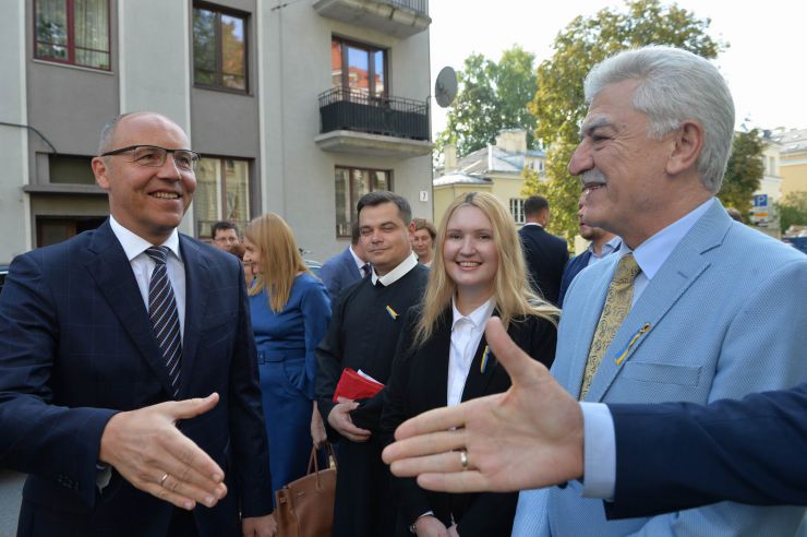 
Голова Верховної Ради України Андрій Парубій здійснює візит до Литовської Республіки з метою участі у Третій міжнародній Конференції «Президента Валдаса Адамкуса». 
День прапора в посольстві України в Литві
