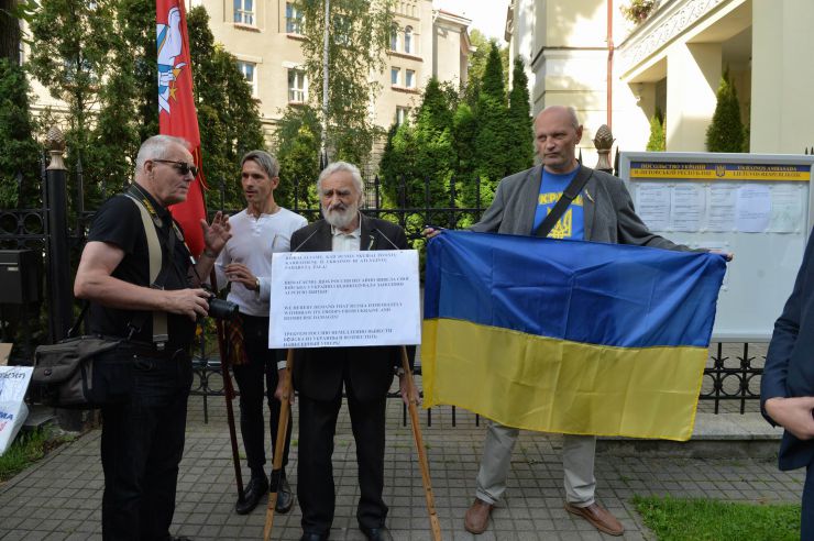 
Голова Верховної Ради України Андрій Парубій здійснює візит до Литовської Республіки з метою участі у Третій міжнародній Конференції «Президента Валдаса Адамкуса». 
День прапора в посольстві України в Литві
