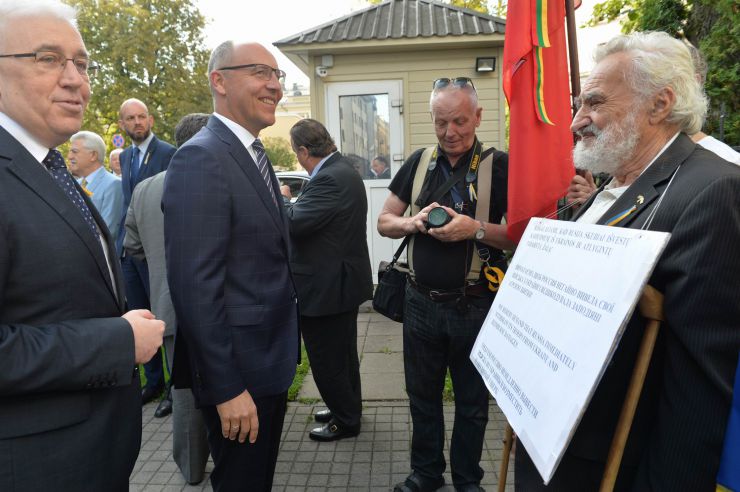 
Голова Верховної Ради України Андрій Парубій здійснює візит до Литовської Республіки з метою участі у Третій міжнародній Конференції «Президента Валдаса Адамкуса». 
День прапора в посольстві України в Литві
